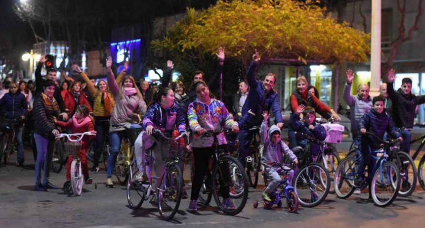 Erreca cerr&oacute; su campa&ntilde;a con una caravana de bicicletas y gente caminando