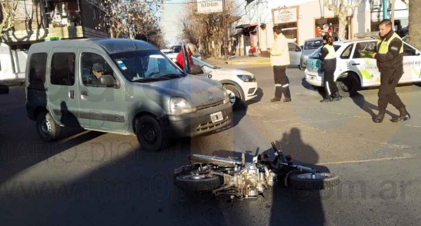 Accidente en San Mart&iacute;n y Olascoaga dejo como saldo una motociclista hospitalizada por precaucion