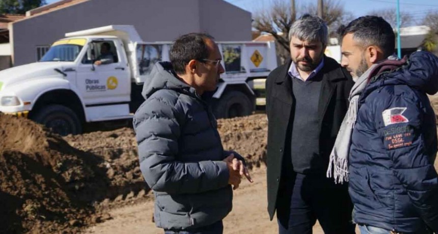 Obras Publicas: Marcos Pisano recorri&oacute; los trabajos de pavimentaci&oacute;n de Barrio Anteo Gasparri