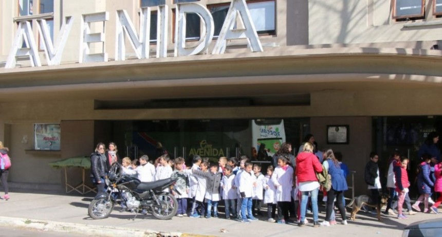 Alumnos de las escuelas 11, 18 y 40 disfrutaron una pel&iacute;cula en el Cine Avenida