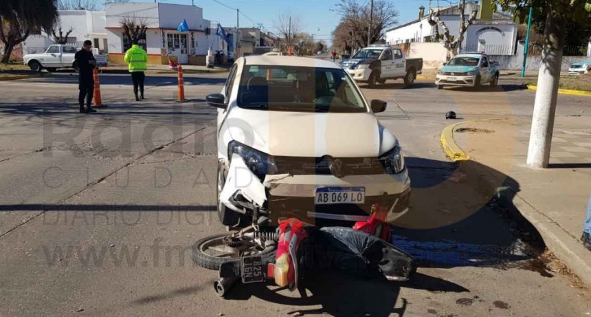 Una joven motociclista fue hospitalizada por precauci&oacute;n tras un accidente en calle Ameghino