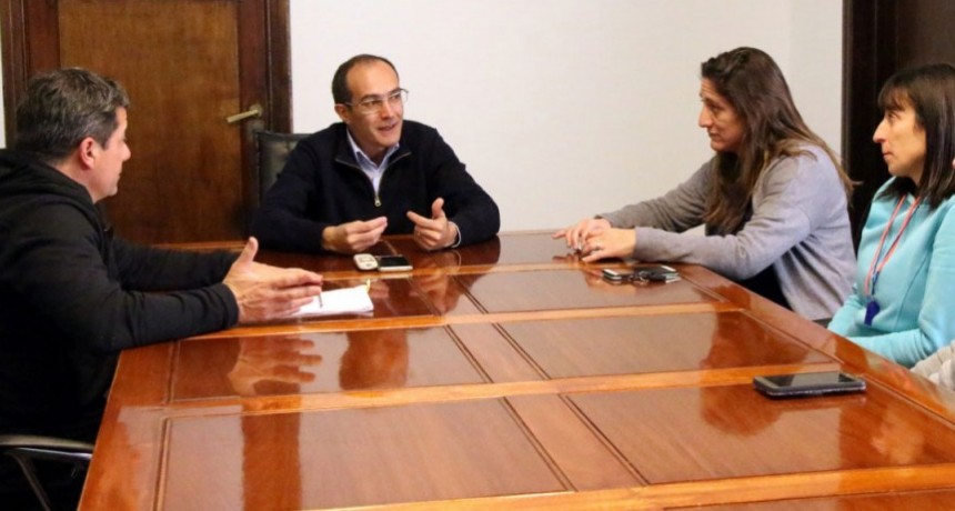 Pisano entreg&oacute; un aporte econ&oacute;mico al equipo de cesto del CEF N&deg;5