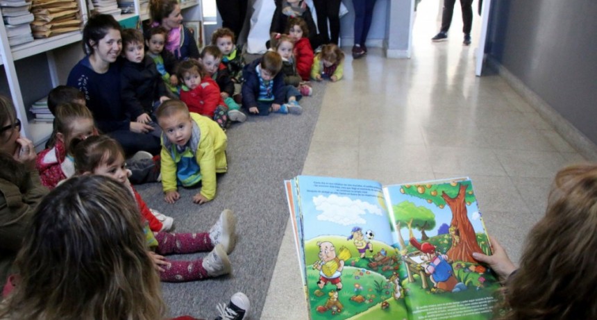 El Jard&iacute;n Maternal Reino del Rev&eacute;s visit&oacute; la biblioteca del CRUB
