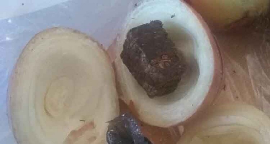 Requisa en la c&aacute;rcel de Alvear: Le mand&oacute; al hermano preso una encomienda con cebollas que ocultaban marihuana