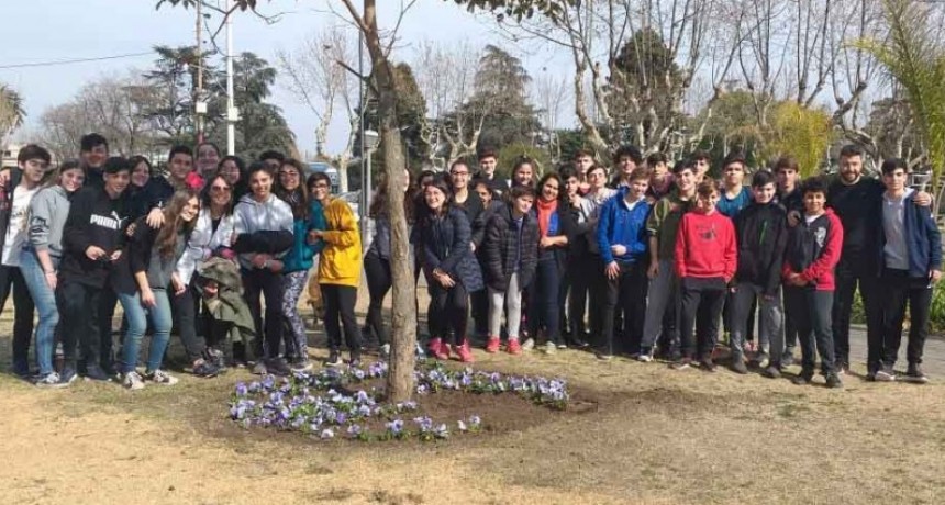 Alumnos de la Escuela N.&deg; 10 realizaron una intervenci&oacute;n art&iacute;stica en el Centro C&iacute;vico