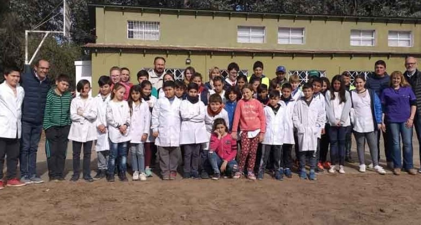 Junto con alumnos de la escuela N.&ordm; 18, Marcos Pisano realiz&oacute; una jornada de forestaci&oacute;n 