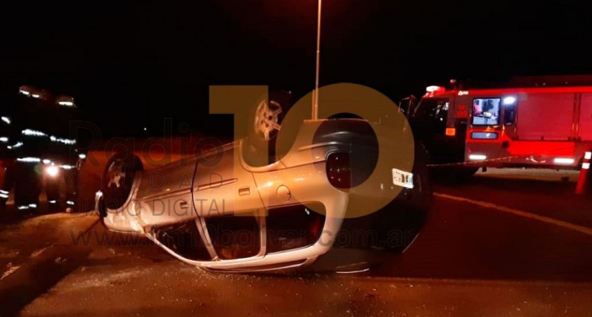 Espectacular vuelco en plena rotonda de rutas 65 y 226