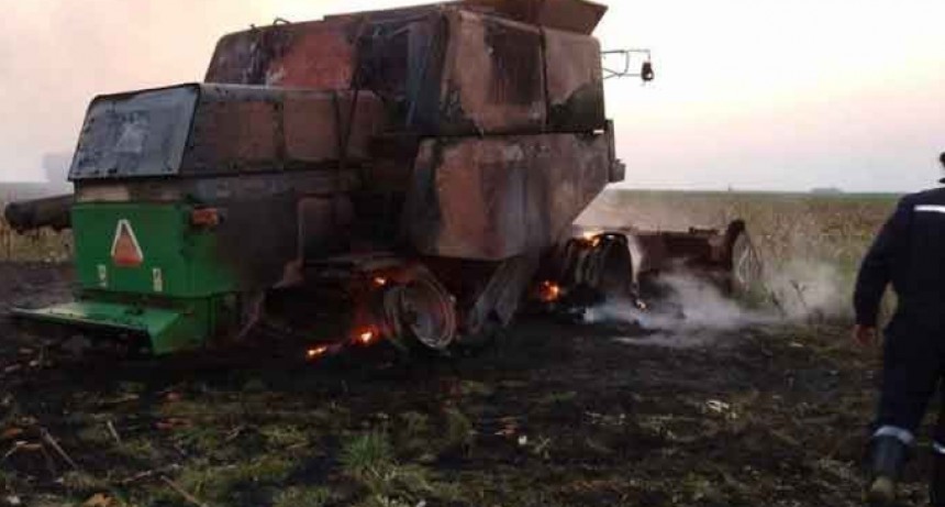 Un incendio arras&oacute; con una cosechadora en Guanaco