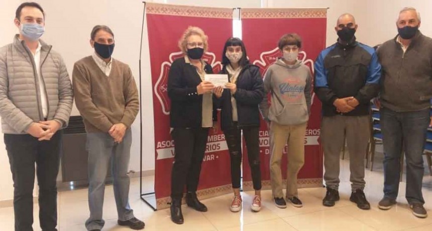 Bomberos entreg&oacute; el premio a los ganadores del sorteo por pago contado
