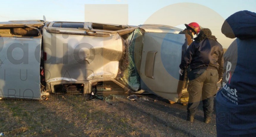 Una mujer y sus dos hijos resultaron hospitalizados tras el violento vuelco de la camioneta 