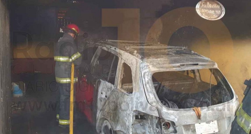 Da&ntilde;os totales de un veh&iacute;culo tras un incendio en Barrio Los Tilos 