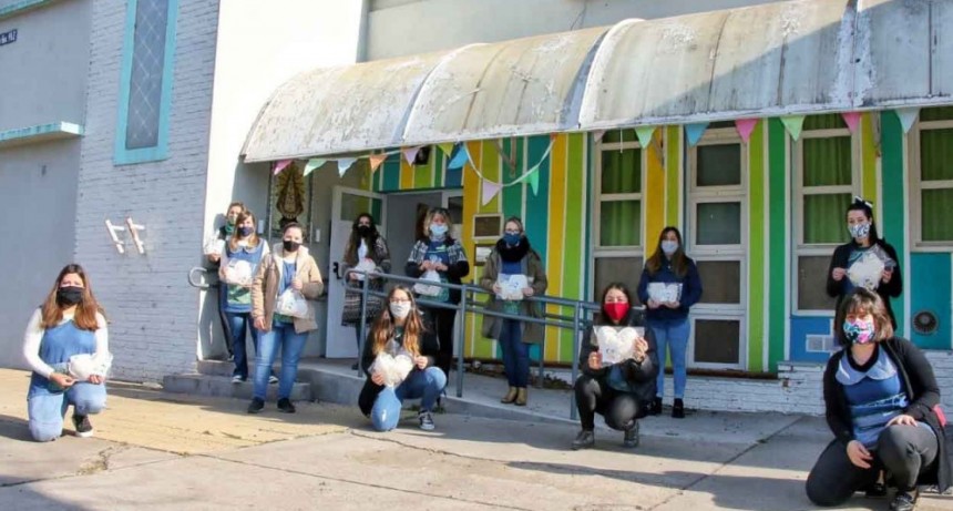 Las maestras de los jardines maternales municipales entregaron presentes a sus alumnos/as