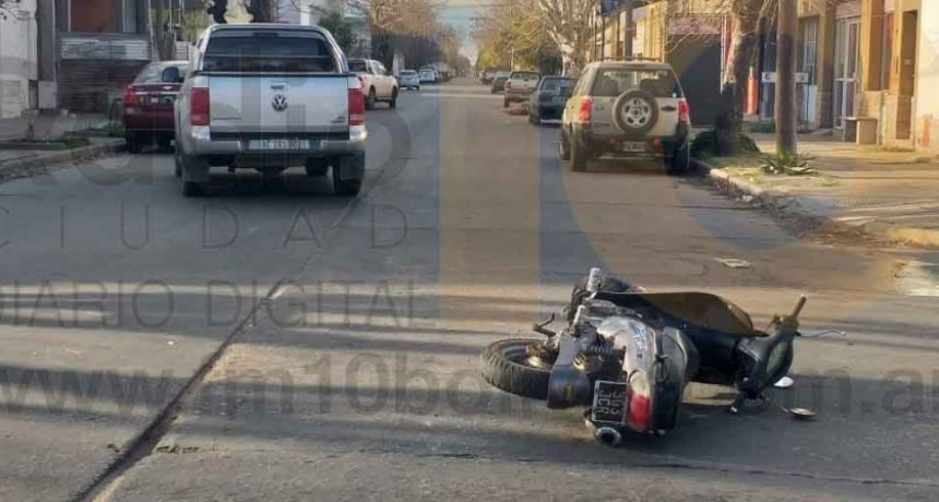 Una motociclista hospitalizada preventivamente tras un impacto