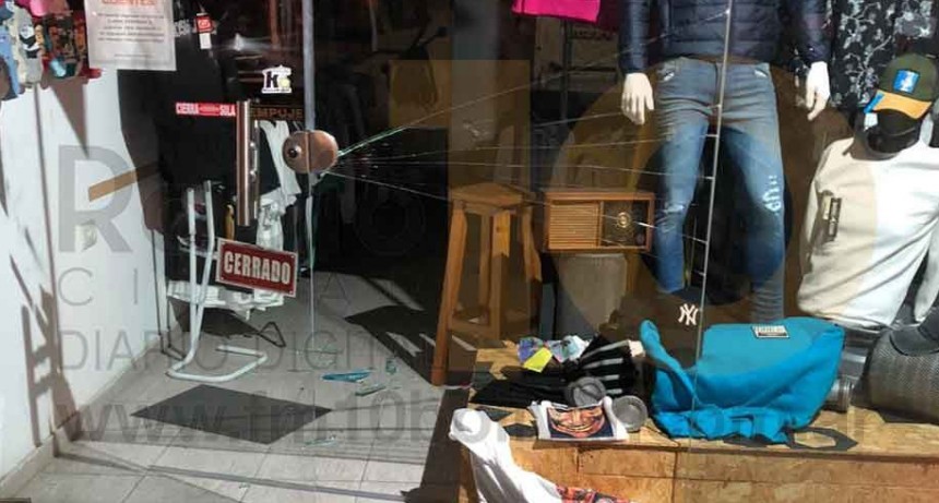 Noticia en desarrollo; Rompieron vidriera de un local y se habr&iacute;an llevado indumentaria