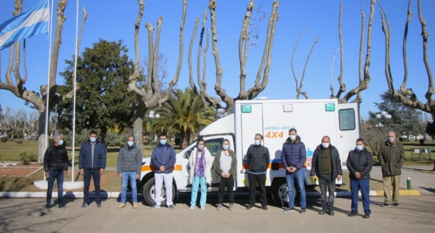 Nueva ambulancia doble tracción para Pirovano, la entregó Marcos Pisano