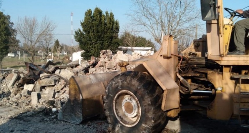 Demolieron los restos de la vivienda incendiada en Hale y se acentúa la campaña solidaria para ayudar a Agustín Suárez