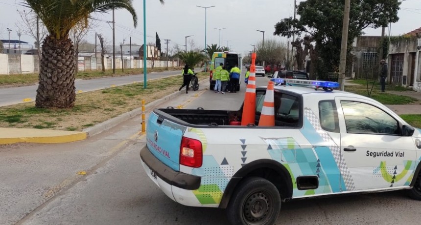 Una mujer cayó de su moto y fue trasladada hacia el hospital por prevención