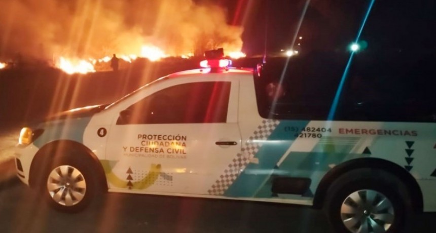 Intenso trabajo de Bomberos Voluntarios para extinguir el fuego en las vías