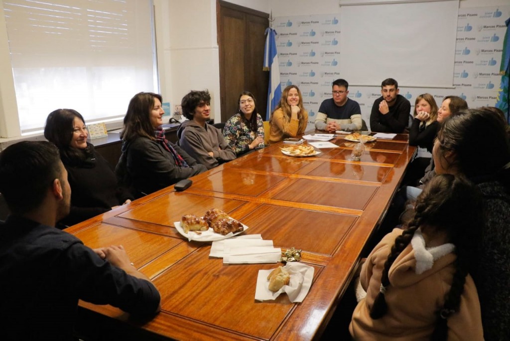 El Director de Juventudes y la Directora de Prensa se reunieron con Jóvenes Emprendedores