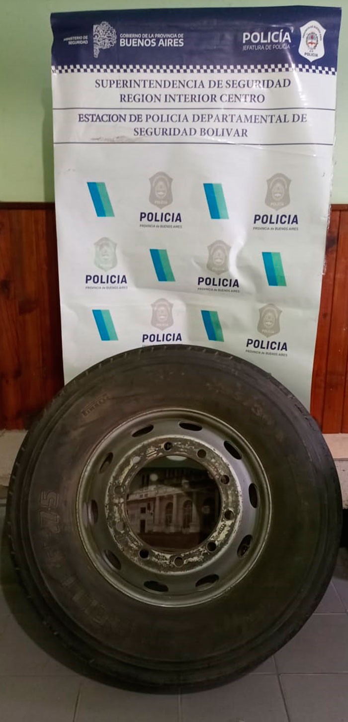 Fueron interceptados por la Policía y no pudieron justificar la procedencia de un neumático que tenían en su poder