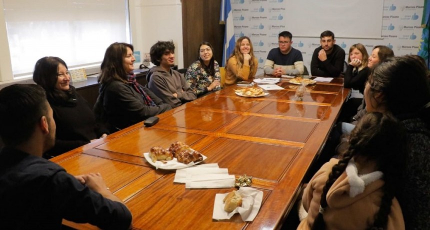 El Director de Juventudes y la Directora de Prensa se reunieron con Jóvenes Emprendedores