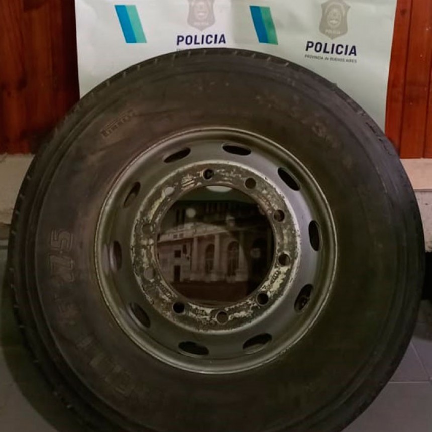 Fueron interceptados por la Policía y no pudieron justificar la procedencia de un neumático que tenían en su poder