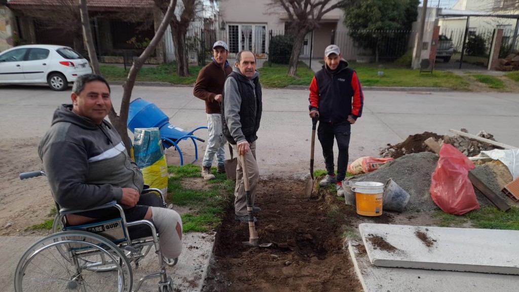 Finalmente, tras una acción solidaria de la que participaron varios bolivarenses, se construyó la Rampa frente a la vivienda de Ricardo Pavía