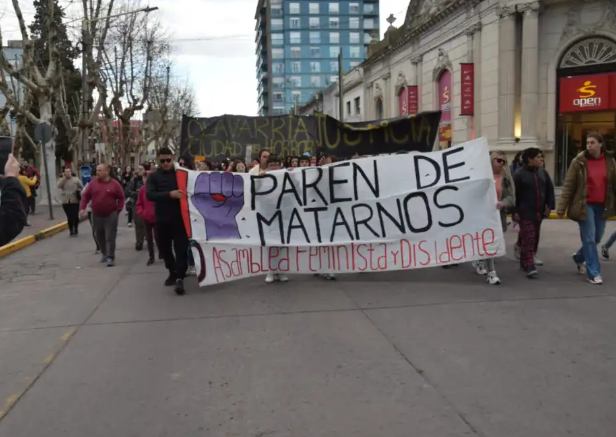 «Olavarría ciudad del horror»: Bronca y dolor en la marcha tras el asesinato de Sandra y Thiago