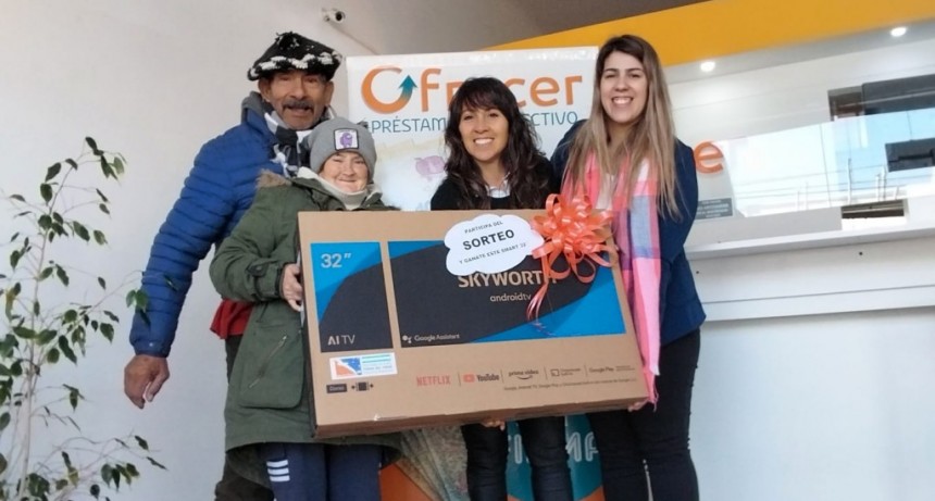 Ofrecer Préstamos Personales sorteó el Smart TV y la ganadora fue Marta Vázquez