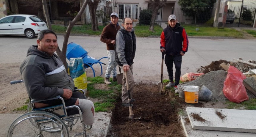 Finalmente, tras una acción solidaria de la que participaron varios bolivarenses, se construyó la Rampa frente a la vivienda de Ricardo Pavía