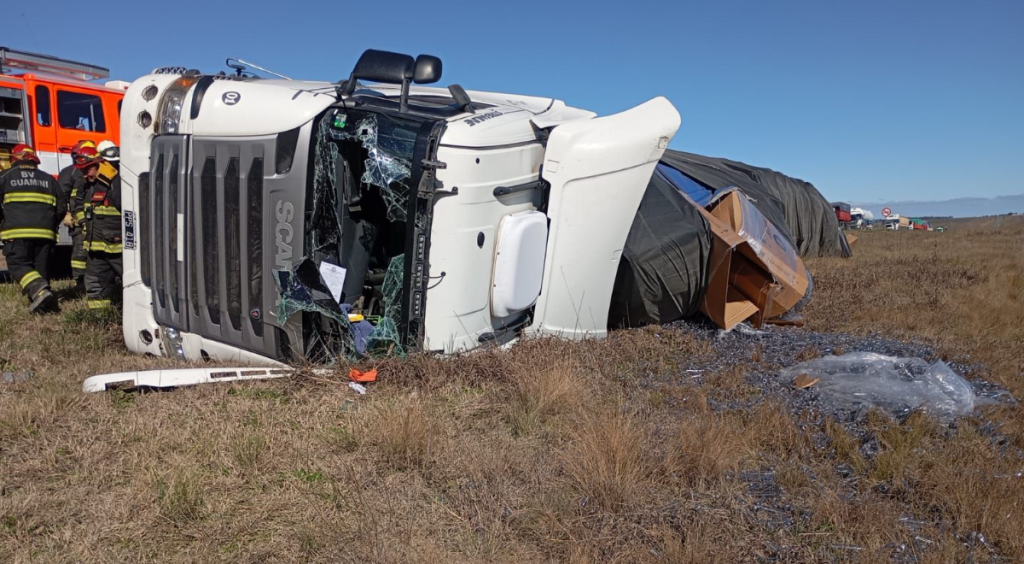 Un transporte de Bolívar volcó en Ruta 33, en FM 10 hablamos con Mario Toledo Jefe de Bomberos de Guaminí