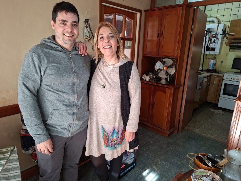 Los Martilleros Romina Macchiaroli y Luís Rodríguez, organizan un remate de existencias de una casa de familia, con más de 300 lotes