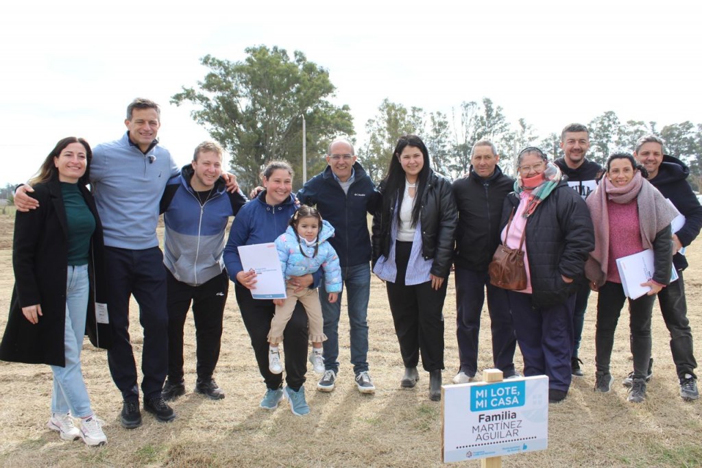 Este sábado: Lotes con Servicios, más de 160 familias ya recibieron su terreno y mostraron su felicidad