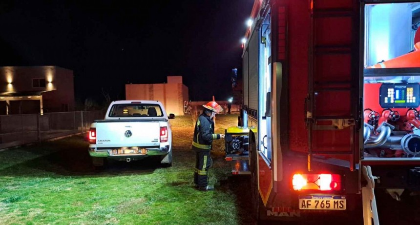 Bomberos Voluntarios trabajaron en la extinción de un foco ígneo surgido en una quinta utilizada para esparcimiento