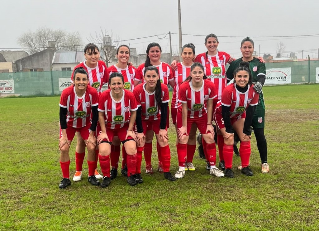 Bajo la lluvia, Empleados remont&oacute; un partidazo ante Casariego y la final qued&oacute; abierta 