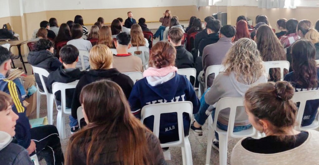 Se realiz&oacute; la presentaci&oacute;n del libro sobre el Soldado Horacio Echave en la Escuela Secundaria N&deg;3 de Urdampilleta