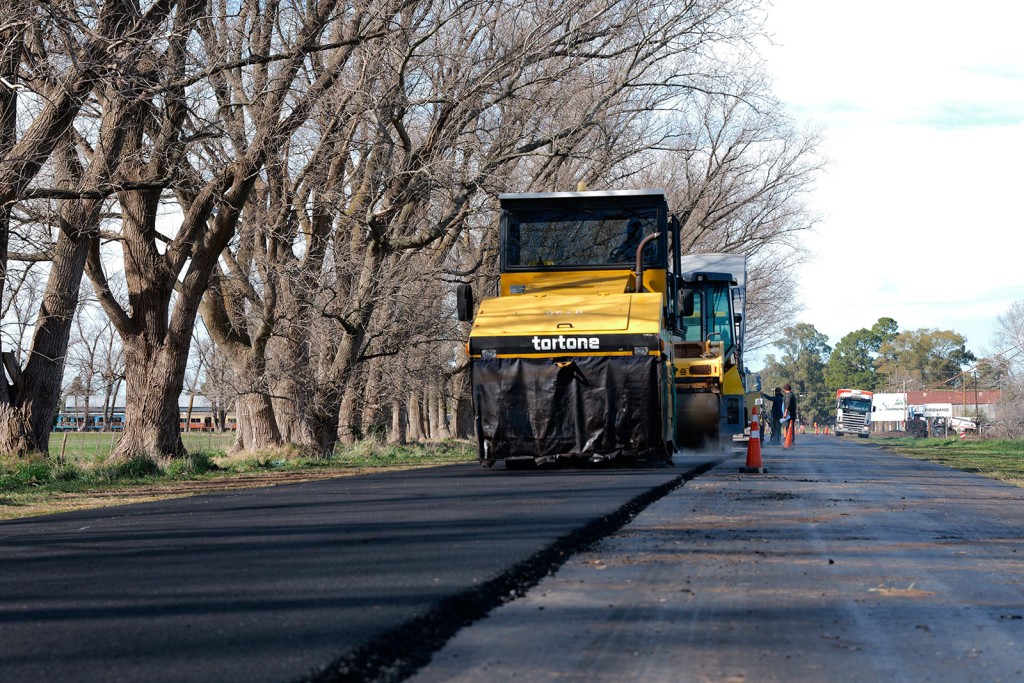 Etapa final de la pavimentaci&oacute;n del acceso a Pirovano: la obra constituye un reclamo hist&oacute;rico para la comunidad y est&aacute; pronta a finalizar