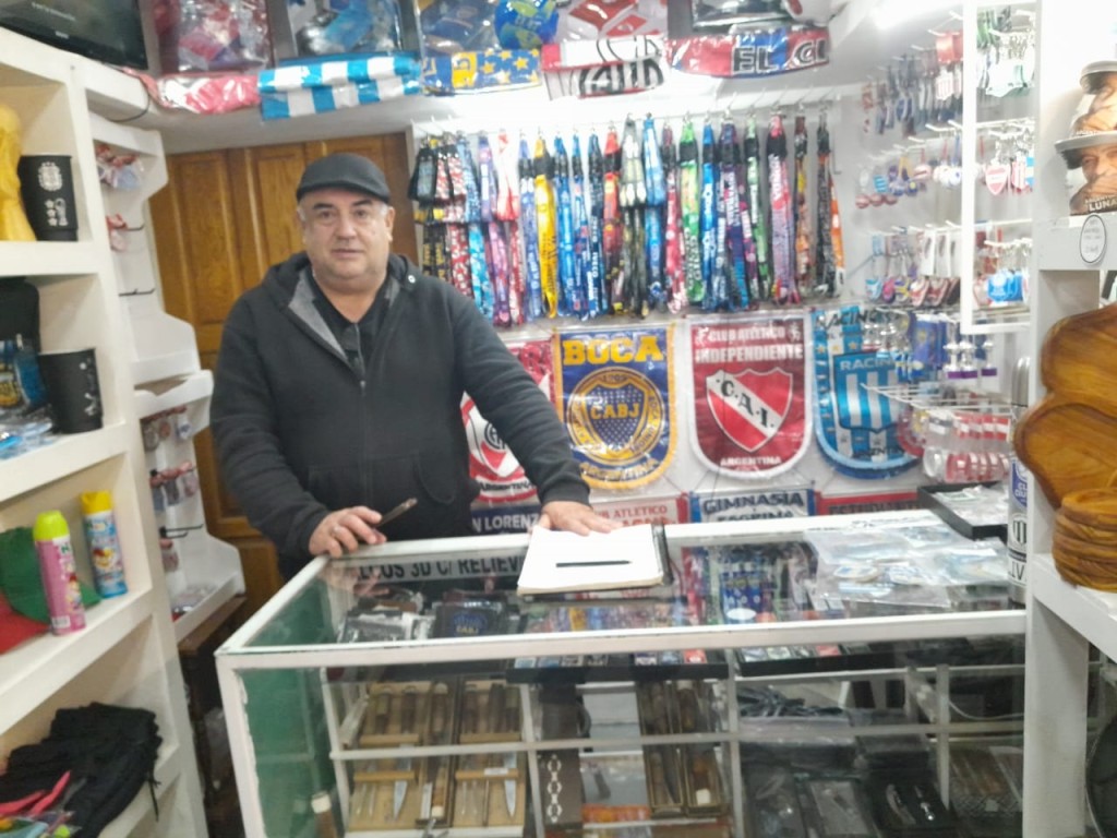 Desde indumentaria hasta bazar: Todo lo que ofrece "Fan&aacute;ticos", el comercio ideal para los apasionados del deporte