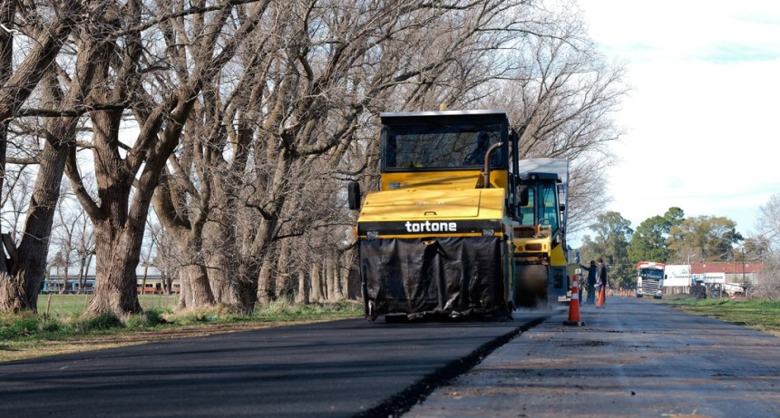 Etapa final de la pavimentaci&oacute;n del acceso a Pirovano: la obra constituye un reclamo hist&oacute;rico para la comunidad y est&aacute; pronta a finalizar