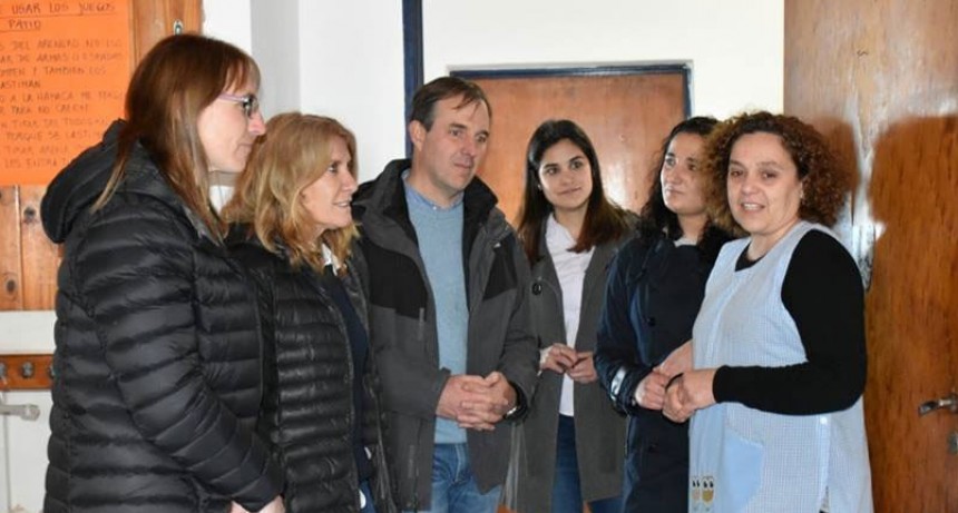 Jos&eacute; Gabriel Erreca junto a Alejandra Lord&eacute;n entregaron mobiliario y un mu&ntilde;eco Oli al Jard&iacute;n N&deg;910