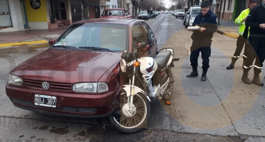 Impacto en Avenida San Martin y calle Olavarr&iacute;a: Un motociclista fue derivado al hospital de manera preventiva