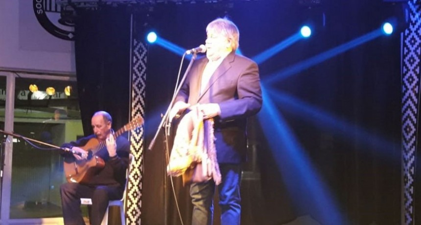 La expo rural se ti&ntilde;o de ponchos y risas en la noche que celebraba el D&iacute;a del Agricultor