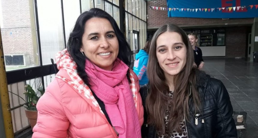 Alumnos de 6&ordm; a&ntilde;o del curso de Artes Visuales de la EES N&deg; 4 intervienen art&iacute;sticamente el patio de la instituci&oacute;n