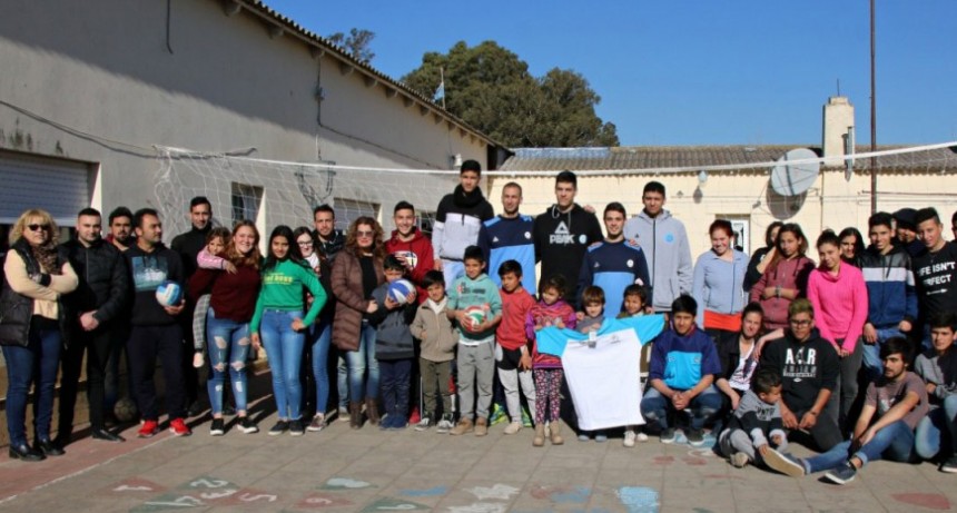 Por iniciativa Municipal el equipo de v&oacute;ley visit&oacute; la escuela la EES N.&deg;8 de Hale