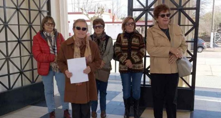 En un emotivo acto se record&oacute; a los docentes bolivarenses fallecidos