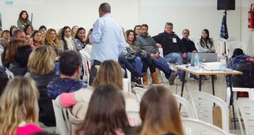 El Intendente Pisano asisti&oacute; a la charla del licenciado Schujman