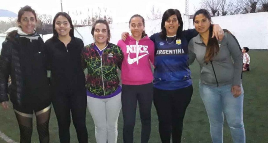 Balonpie se consagr&oacute; campe&oacute;n del triangular del futbol femenino