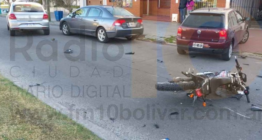 Una joven motociclista debi&oacute; ser hospitalizada tras m&uacute;ltiple choque en Av. San Mart&iacute;n 