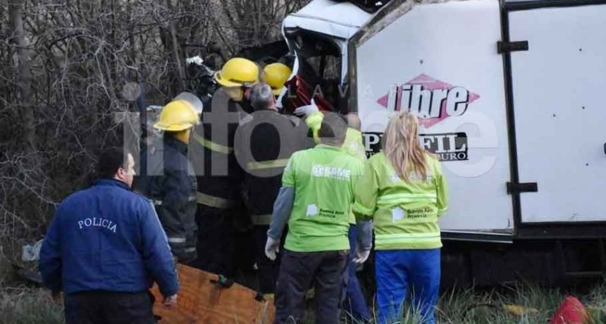 Sierra Bayas; Grave accidente: Un herido tras quedar atrapado en un cami&oacute;n de reparto