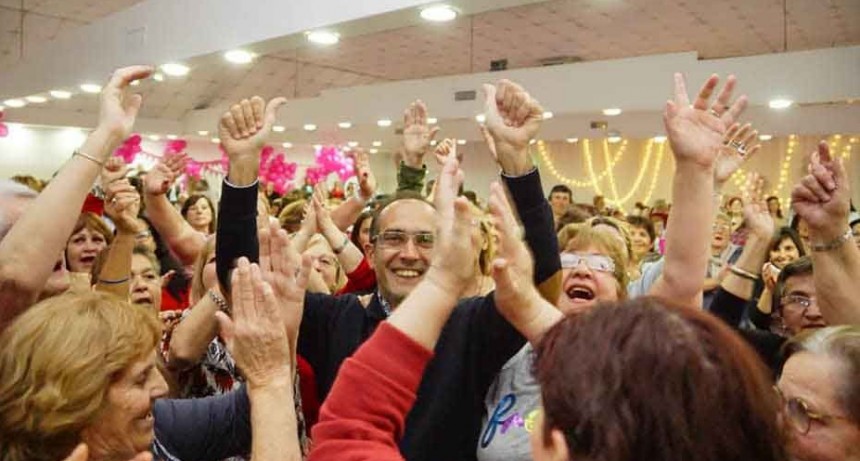 Jubilados de Bol&iacute;var y las localidades disfrutaron de una gran fiesta celebrando su d&iacute;a